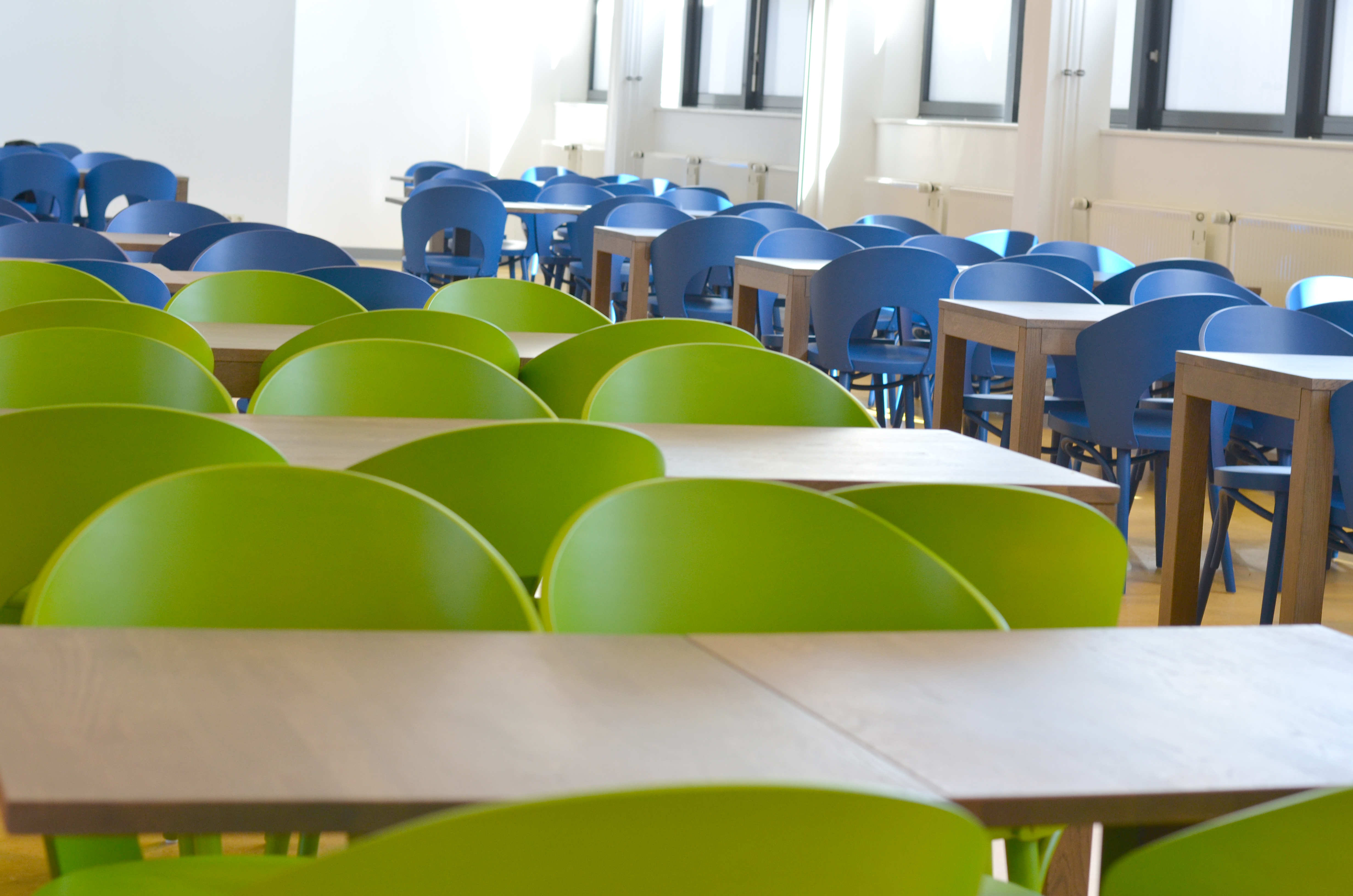 Grüne und blaue Stühle im Gastraum des Snack it